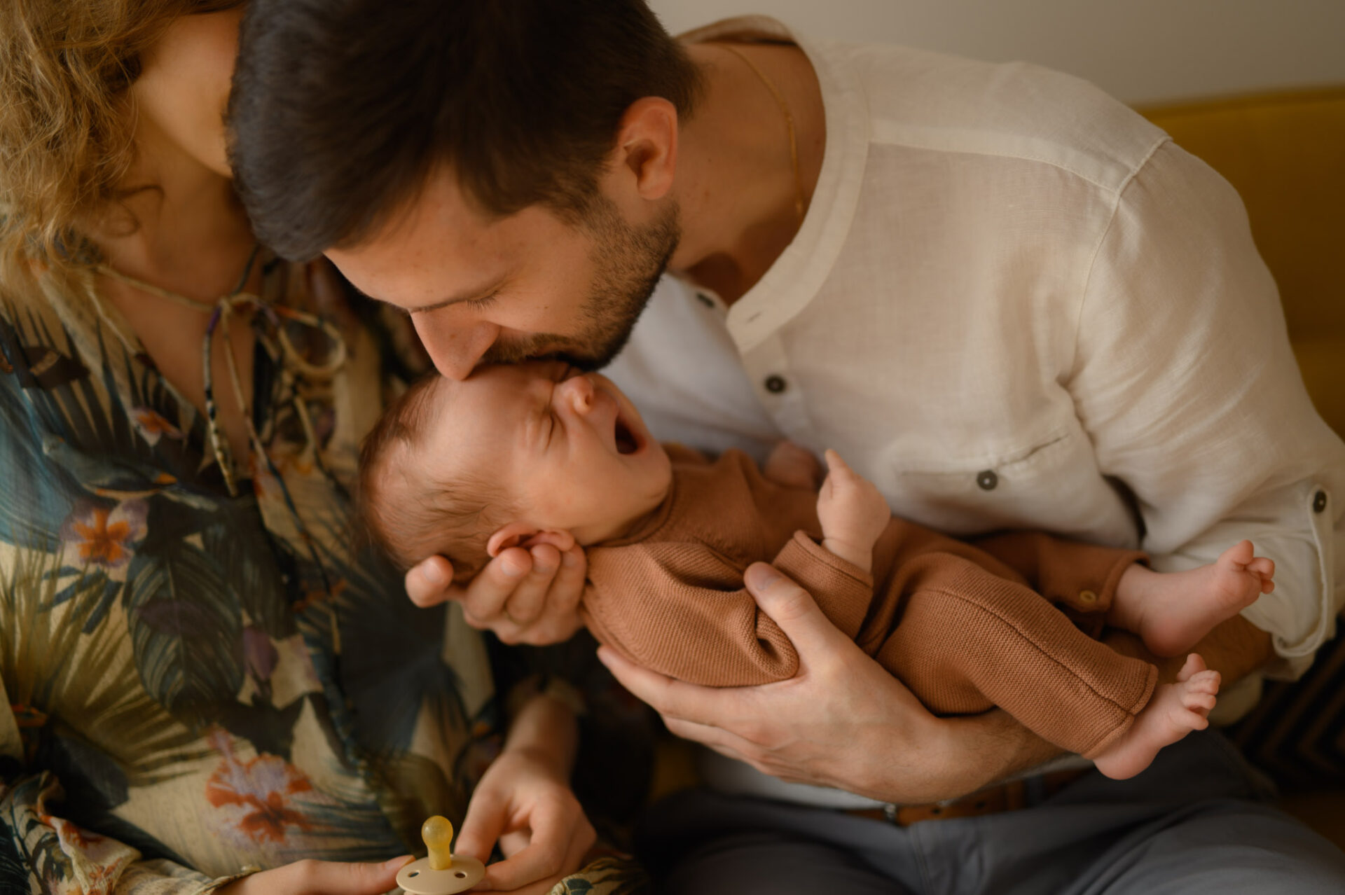 Sesja rodzinna noworodkowa w domu mama tata dziecko Łukasz Filipowski